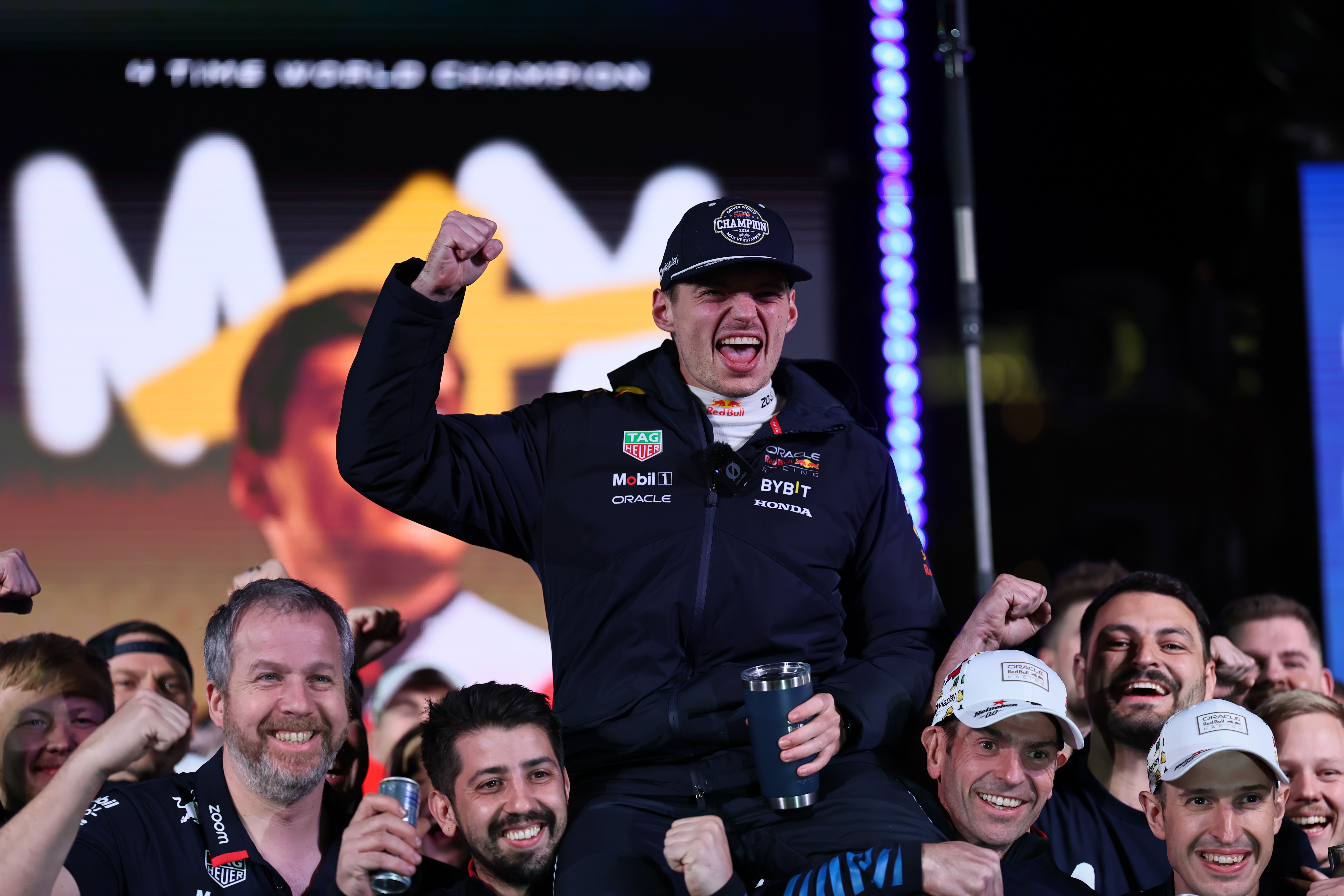 红牛车队完胜梅赛德斯,维斯塔潘刷新纪录 红牛车队完胜梅赛德斯,维斯塔潘刷新纪录