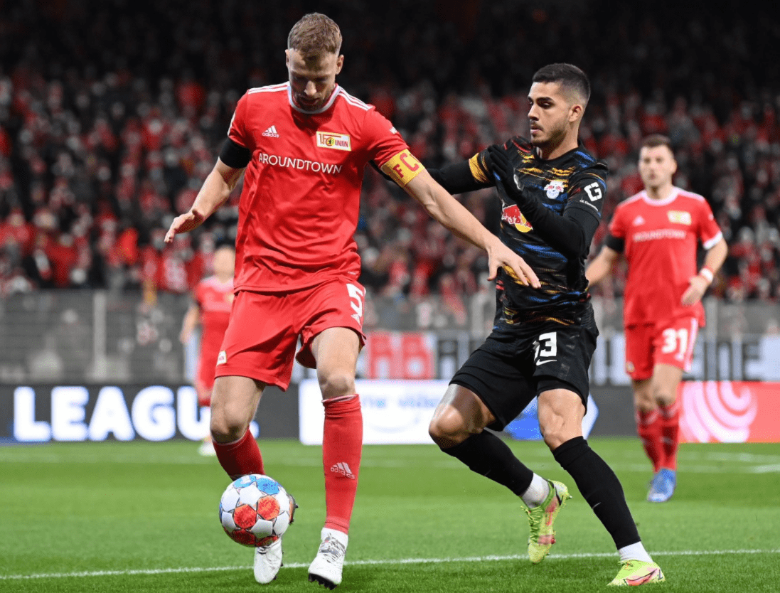 维拉利尔客场逼平爱华，争夺欧战资格