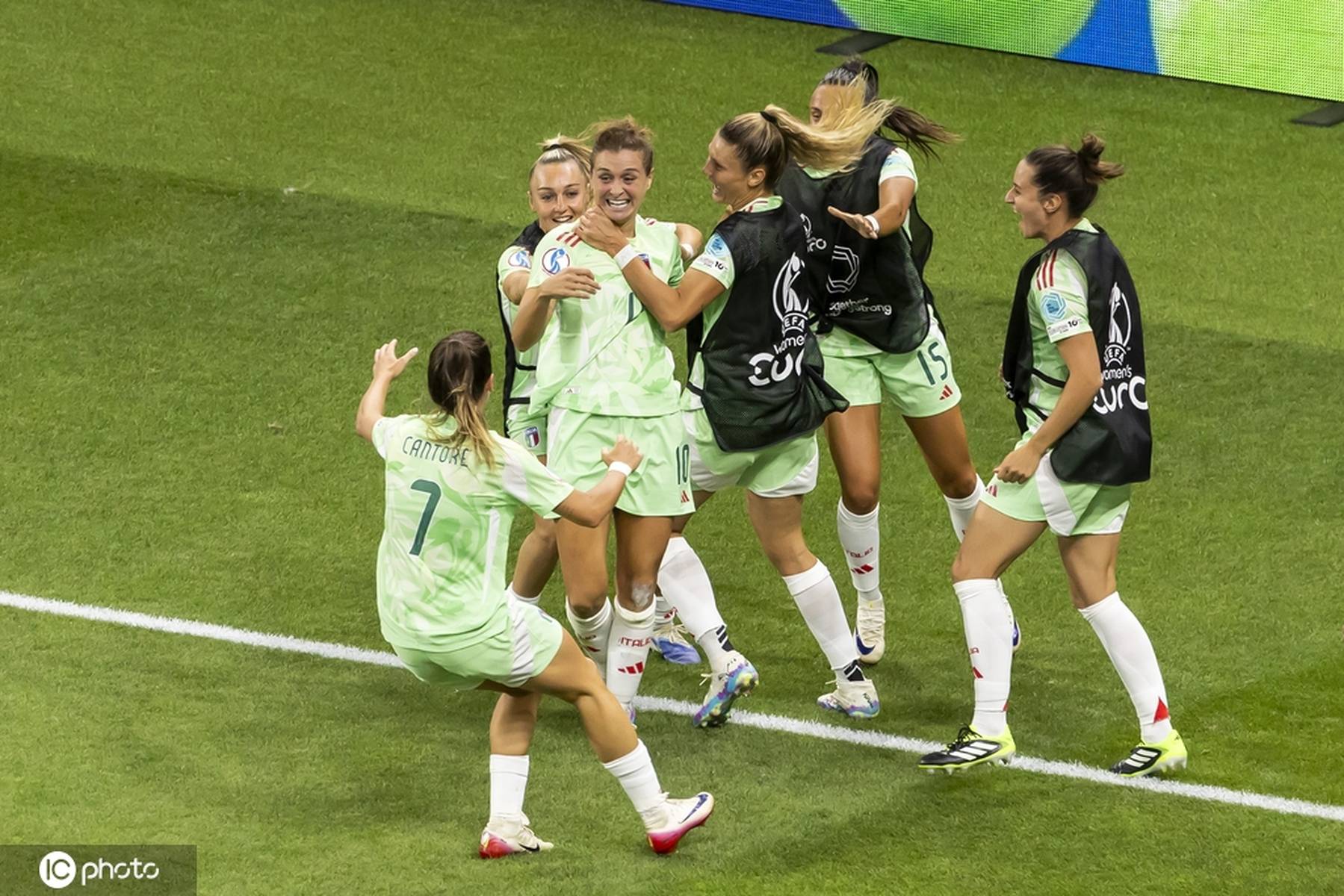 意大利女足取得胜利，晋级六强赛