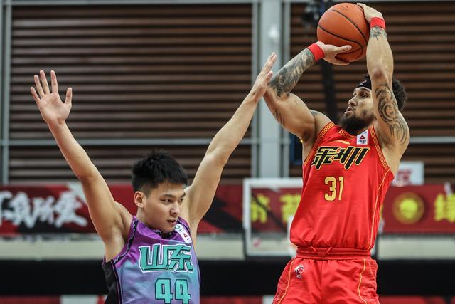 北京队险胜山东队，布克带队取胜